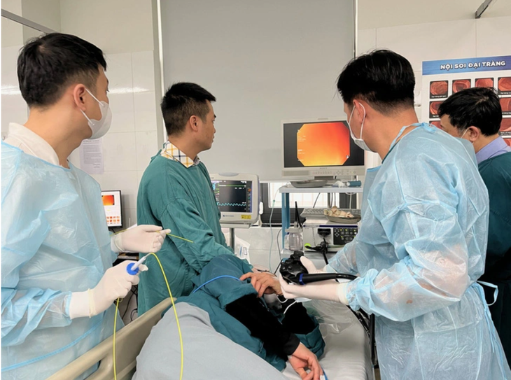 Soi dạ dày cho bệnh nhân tối ngày 1/8 tại Bệnh viện Bạch Mai