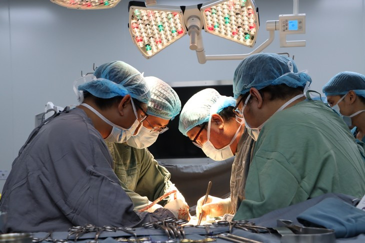 Ca phẫu thuật cho bệnh nhân 27 tuổi mang u hơn 16 kg - Ảnh BVCC