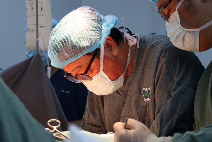 Bóc tách khối u - Ảnh BVCC