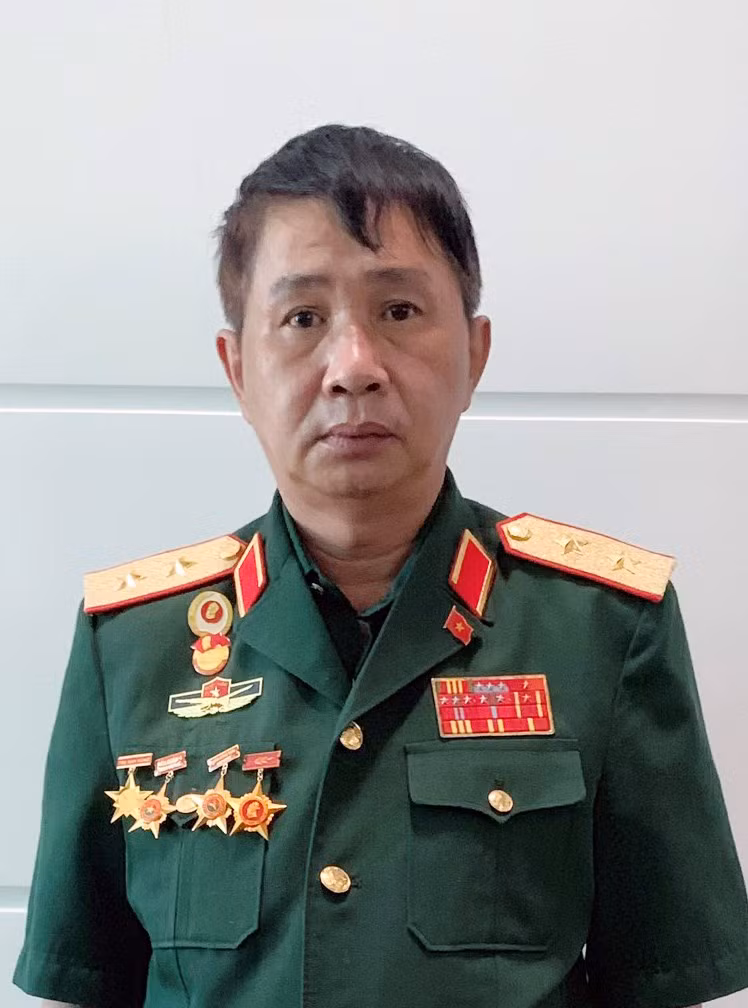 Ngày 12/9, Công an quận Bình Thạnh, TP.HCM khởi tố, bắt tạm giam Võ Thành Phúc (52 tuổi, ngụ quận 7) và Trần Vũ Hàn Minh Nhật (35 tuổi, ngụ TP Thủ Đức) để điều tra về tội giả mạo chức vụ, cấp bậc, vị trí công tác theo điều 339 bộ luật Hình sự năm 2015.