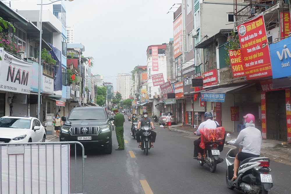 Theo ghi nhận của PV, tại chốt kiểm soát dịch phường Tương Mai trong sáng 8/9, người dân nghiêm túc chấp hành quy định phòng, chống dịch COVID-19.