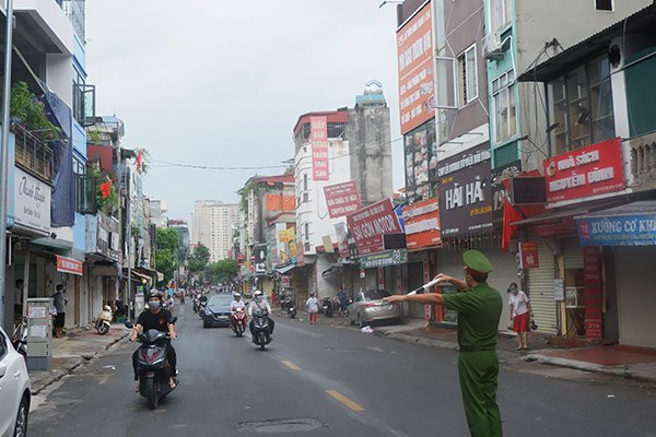 Tại chốt kiểm soát dịch phường Tương Mai, quận Hoàng Mai, Hà Nội, cán bộ trực chốt cho biết, lượng phương tiện qua lại cũng giảm so với những ngày trước.
