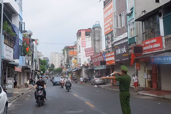 Tại chốt kiểm soát dịch phường Tương Mai, quận Hoàng Mai, Hà Nội, cán bộ trực chốt cho biết, lượng phương tiện qua lại cũng giảm so với những ngày trước.