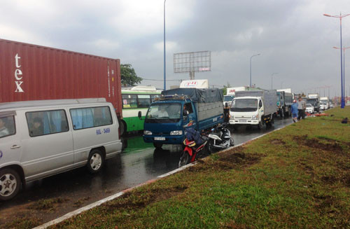 Lực lượng CSGT, thanh niên xung phong và tổ xử lý tai nạn công an quận 9 đang tiến hành giải quyết vụ tai nạn.