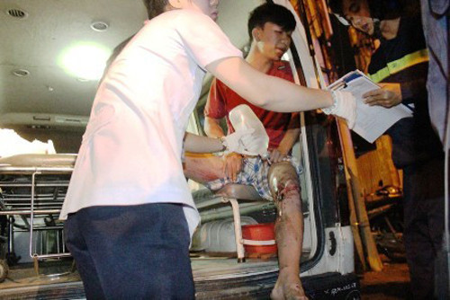 Lực lượng cảnh sát PCCC giải cứu, đưa anh Đạt vào bệnh viện. Ảnh Phan Tư.