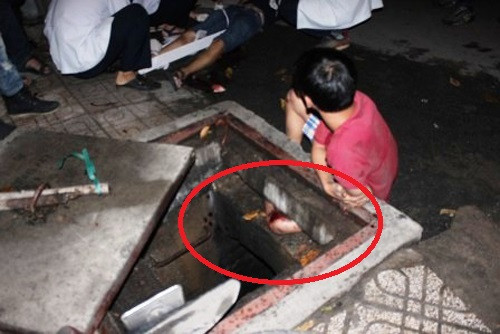 Nạn nhân Đạt bị dính chặt phần chân vào khe hở cống thoát nước...Ảnh Phan Tư