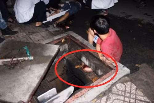 Nạn nhân Đạt bị dính chặt phần chân vào khe hở cống thoát nước...Ảnh Phan Tư