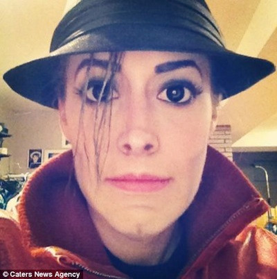 Điều đáng ngạc nhiên hơn nữa, đó là những kĩ thuật trang điểm này đều do Carly Paige tự nghiên cứu, tìm tòi và học hỏi. Carly bắt đầu việc hoá trang thành các nhân vật nổi tiếng từ tháng 10 năm ngoái, khi cô học cách hoá trang kiểu thây ma để được xin việc vào một đoàn làm phim. Ảnh: Ông hoàng nhạc pop, Michael Jackson.