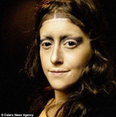 Nàng Mona Lisa với nụ cười hơi quá tươi tắn so với bức hoạ của Leonardo Da Vinci.