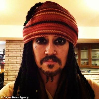 Kể từ đó, Carly cảm thấy thích thú với việc trang điểm này. Hiện tại, Carly đang làm việc cho hãng mỹ phẩm nổi tiếng Sephora tại thành phố Montreal, Canada. Ảnh: Nhân vật nổi tiếng trong serie phim Cướp biển vùng Ca-ri-bê, Thuyền trưởng Jack Sparrow.