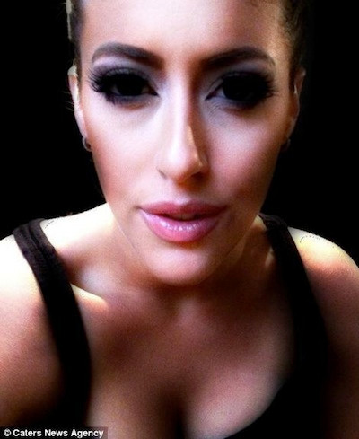 Carly Paige vốn được sinh ra trong một gia đình có mẹ là một diễn viên và cha là một nhạc công. Có lẽ chính nền tảng gia đình này đã tạo cho Carly hứng thú với nghệ thuật và cô theo học một trường chuyên về điện ảnh. Ảnh: Carly không chỉ "bắt chước" được khuôn mặt, mà còn cả phong cách khá sexy, táo bạo của cô nàng "siêu vòng ba" Kim Kardashian.