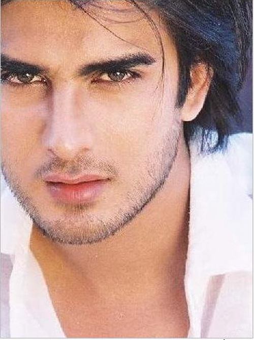 Xương lông mày nhô cao: Nam giới có phần xương lông mày nhô cao, đầy thịt, đầu lông mày rộng là tướng đại quý.