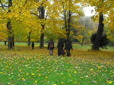 Con đi xuất gia mẹ nhé.