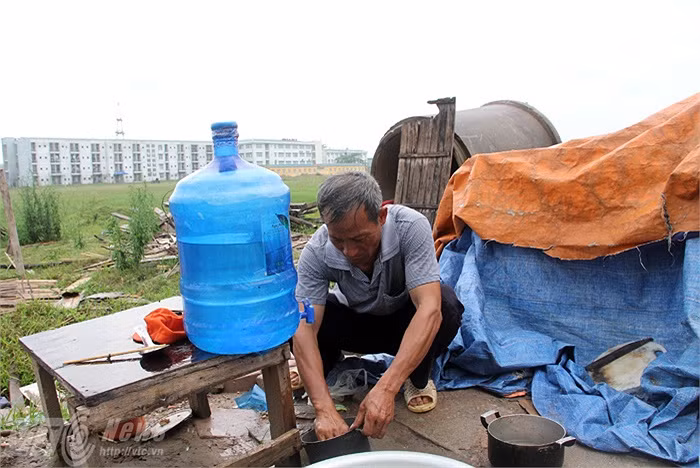 Nước sinh hoạt cho ăn uống, tắm giặt, chú Định đi xin ở công trường đối diện.