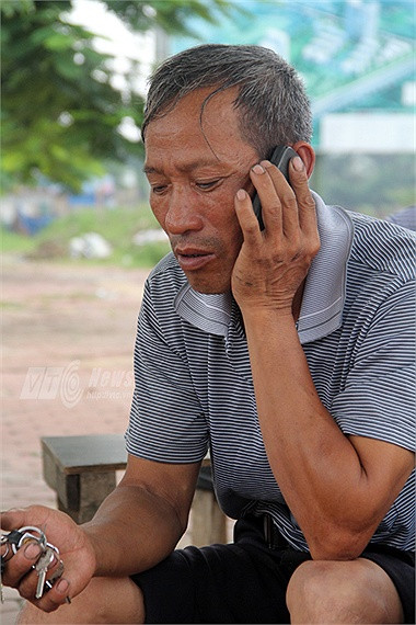 Niềm vui cả 2 con trai vừa đỗ đại học nhưng kèm theo đó là những lo âu về khoản kinh phí học tập sắp tới. Hiện tại, chú Định có 4 người con học đại học, cao đẳng.