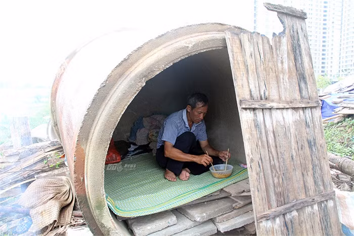 Cuộc sống cứ lặng lẽ trôi đối với người cha nghèo khổ này. Các con chú đều muốn cha về quê nhưng vì không có việc nên chú Định vẫn phải bám vỉa hè mưu sinh.