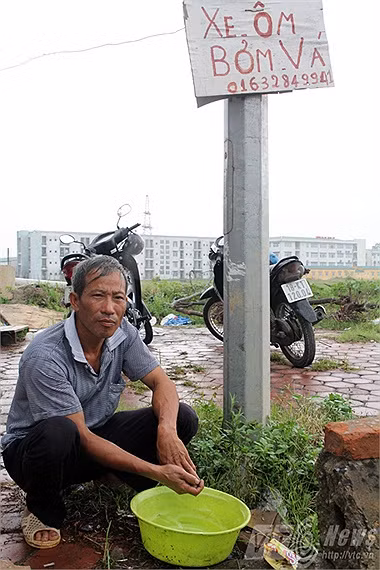 Niềm vui con trai đỗ thủ khoa ĐH Y Hà Nội cũng chẳng được bao lâu khi những chi phí học tập, sinh hoạt đắt đỏ ở thành phố đang đổ dồn lên đôi vai người cha nghèo. (Ảnh: Phạm Thịnh).