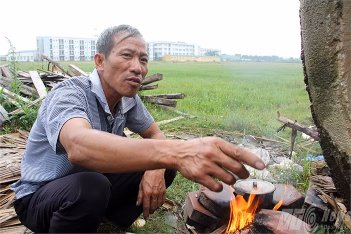 Chú Định trầm ngâm kể về cuộc đời chìm nổi của mình. Đã hơn 10 năm qua, người cha này đã phải sống trên vỉa hè, lều bạt trên các tuyến phố ở Cầu Giấy, đường Láng trước khi chuyển về trên đường Lê Văn Lương kéo dài.