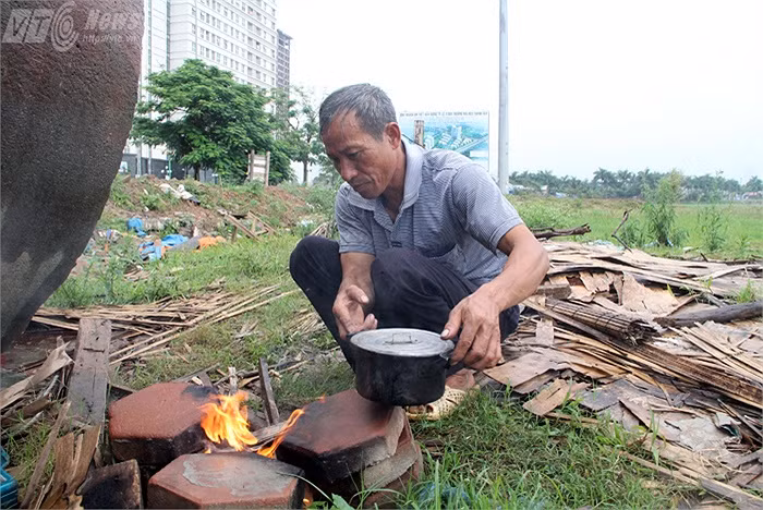 Thường các bữa trưa, người cha nghèo khó này chỉ ăn tạm gói mỳ tôm hay cái bánh mỳ không cho qua bữa.