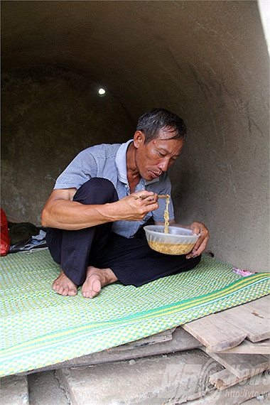 Bát mỳ tôm buổi trưa chú cũng phải ăn vội vì có khách sửa xe bất chợt.