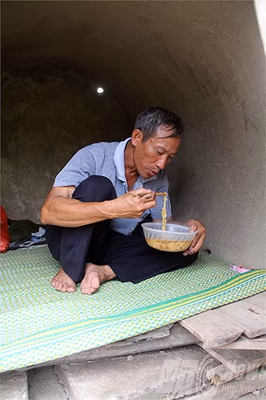 Bát mỳ tôm buổi trưa chú cũng phải ăn vội vì có khách sửa xe bất chợt.