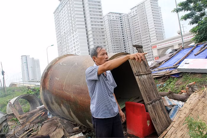 Trước khi về sống trong ống cống cách đây 3 tháng, chú Định từng sống trong một cái lều nhỏ của công nhân dựng lên trông vật liệu ở gần đó. Nay họ đã dỡ lều đi nên chú Định phải chui vào sống trong ống cống.