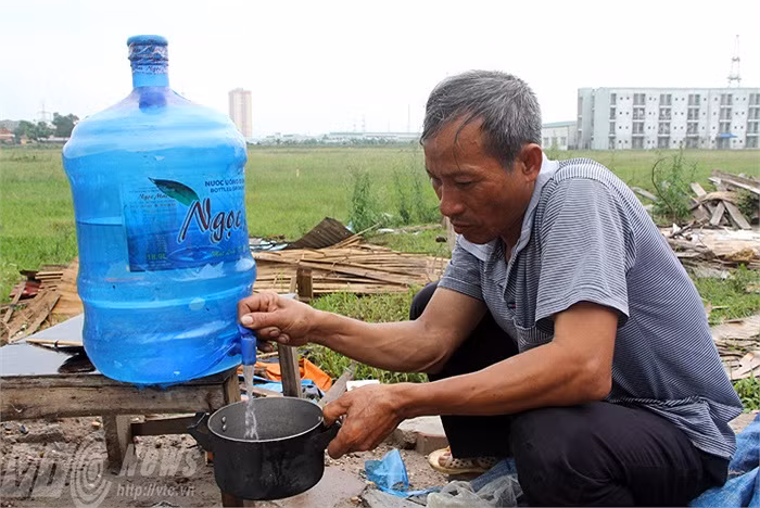 Vì là nước đi xin nên chú Định cũng dùng rất tiết kiệm.