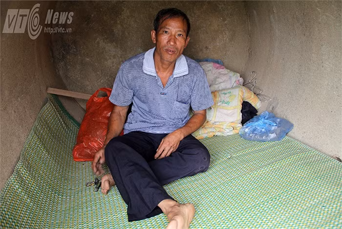 Từ khoảng 3 tháng nay, chú Nguyễn Hữu Định đã lấy ống cống của công trường gần đó vứt ra để làm nơi trú ẩn ngày mưa, ngày nắng.