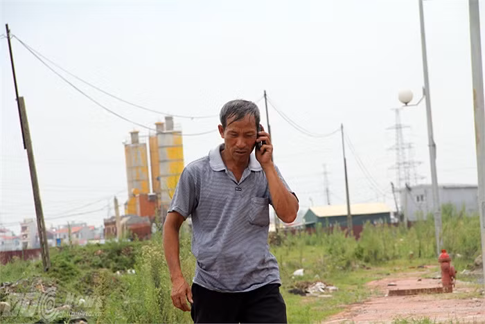 Chú Nguyễn Hữu Định (52 tuổi) - Bố thủ khoa Nguyễn Hữu Tiến vui mừng khi được gia đình thông báo con trai sẽ được tạm hoãn nghĩa vụ quân sự để nhập học ĐH Y Hà Nội (Ảnh: Phạm Thịnh).