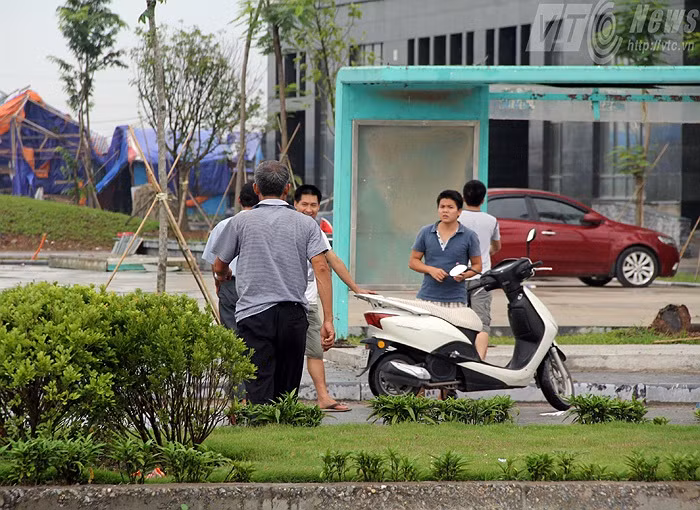Chú Định chỉ có tay nghề sửa xe đạp, đối với xe máy thì chỉ biết bơm vá qua loa. Mỗi ngày, chú Định kiếm được từ 70.000-80.000 đồng. Trừ các chi phí ăn uống, sinh hoạt, mỗi tháng chú gửi về cho nhà được 1,5 triệu.