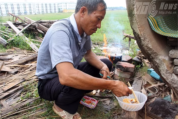 Người cha nghèo khổ này tâm sự: Nhiều hôm ít khách, thu nhập chẳng được là bao nhiêu nên cũng không dám ăn nhiều vì sợ tốn tiền.