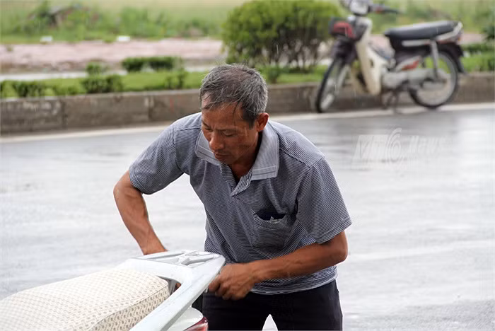 Người cha nghèo vẫn miệt mài mưu sinh mong cho con cái thành tài.