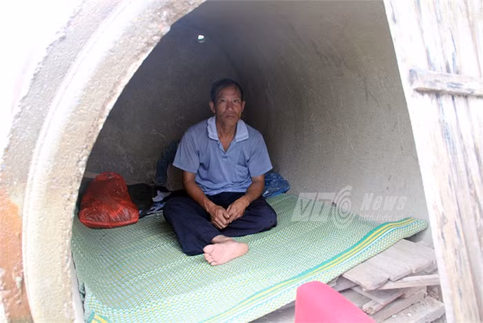 Mọi sinh hoạt của chú cũng diễn ra trong vỏn vẹn hơn 1m2 diện tích ống cống.