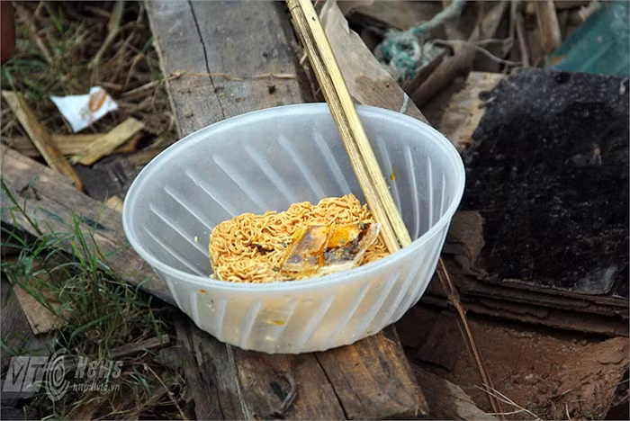 Bữa ăn thường ngày vào các buổi trưa của chú Định là một gói mỳ tôm. Buổi tối, chú thường góp gạo thổi cơm chung cùng người quen đang bán quán ở đó.