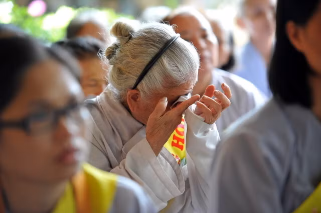 Rồi sẽ có một ngày ta khóc mẹ, khi áo mình màu trắng được cài lên. Ảnh minh họa.