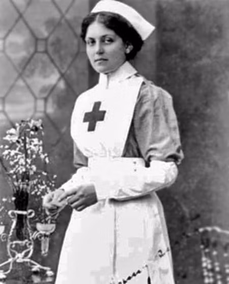 Nữ bồi tàu phục vụ trên 3 con tàu đắm: Vào năm 1911, cô gái 23 tuổi Violet Jessop đang làm bồi tàu trên con tàu RMS Olympic- con tàu sang trọng nhất thời đó. Không may là, con tàu này đã va chạm tàu tuần dương HMS Hawke ngoài khơi vịnh Isle of Wight. Cô gái không hề biết rằng đây mới chỉ là mở đầu cho vận xui của cô với các con tàu.