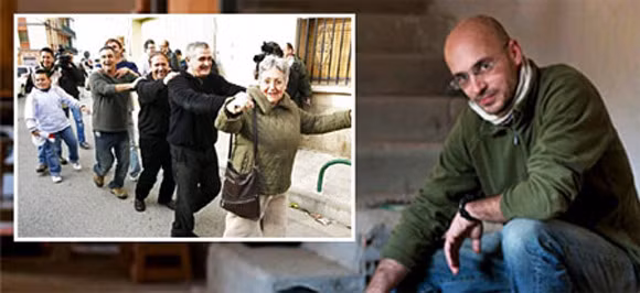 Người đàn ông duy nhất trong thị trấn không trúng xổ số 950 triệu đô-la: Năm 2012, các cư dân của thị trấn nhỏ Sodeto, Tây Ban Nha đã mua vé số quay thưởng Giáng sinh lớn nhất trong năm do hiệp hội xây dựng nước này tổ chức nhằm tăng doanh số cho ngành. Đến ngày quay thưởng, có tới 70 hộ gia đình trúng giải với tổng trị giá giải thưởng lên tới 950 triệu đô-la. Tất cả mọi người trong thị trấn Sodeto đều có giải, chỉ trừ một người. Đó là ông Cotis Mitsotakis, một nhà làm phim người Hy Lạp. Ngôi nhà nơi ông ở đã tình cờ bị bỏ quên trong quá trình quay số, khiến ông xui xẻo không trúng thưởng một đồng nào trong số tiền khổng lồ 950 triệu đô-la. Ảnh: Ông Cotis Mitsotakis.