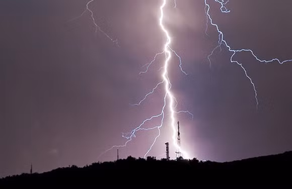 Bị trúng đạn, bị đâm, rắn cắn và sét đánh: John Wade Agan trở nên nổi tiếng trên mặt báo Mỹ sau khi ông bị sét đánh khi đang gọi điện thoại công cộng tại quê nhà Florida. Câu chuyện về cuộc đời không may mắn của ông dần được hé lộ. Trước đây, người đàn ông 47 tuổi này đã từng bị bọn cướp dùng súng tấn công khi đang lái taxi và từng bị chúng nhốt trong xe tải. Năm 2008, ông lại bị thương nặng sau khi bị đâm vào ngực bằng dao mổ lợn. Cuối cùng, vào năm 2009, ông cho biết đã bị 2 con rắn chuông cắn cùng một lúc. Thật may cho John là ông vẫn khỏe mạnh tới tận bây giờ.