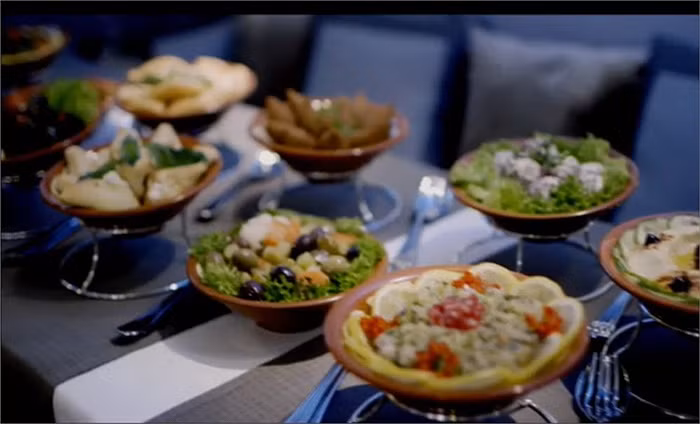 Thức ăn được phục vụ suốt chuyến bay.