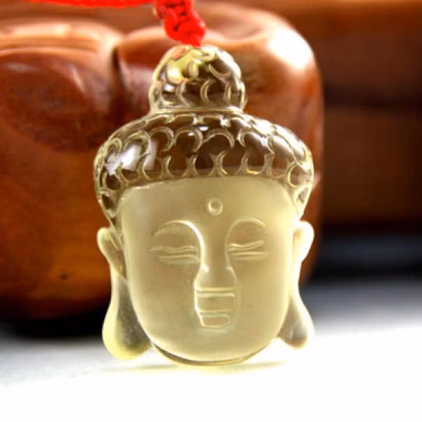 .. phụ nữ đeo mặt dây chuyền Phật bằng thạch anh vàng.