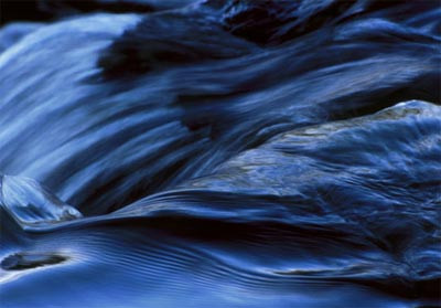 Mơ thấy nước chảy vào nhà: Bất kể là dòng nước cuồn cuộn hay chảy nhỏ cũng đều là điềm báo về thời kỳ tiêu tiền nhanh hơn kiếm tiền sắp đến với bạn. Một trong những nguyên nhân dẫn tới tình trạng này là do các thành viên trong gia đình không đồng tâm hiệp lực trong cuộc sống.