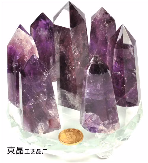 Cách hóa giải: Để hóa giải giấc mơ đầu tiên, bạn nên chủ động đối phó như đối phó với tiểu nhân. Với giấc mơ thứ hai, “khổ chủ” nên đặt trụ lục giác thạch anh tím vào vị trí của các sao phi tinh năm nay: Ngũ Hoàng, Nhị Hắc. Cụ thể, năm nay, Ngũ Hoàng (sao tai họa) bay vào Trung cung (giữa nhà), Nhị Hắc (sao bệnh tật) bay vào cung Tây Nam.