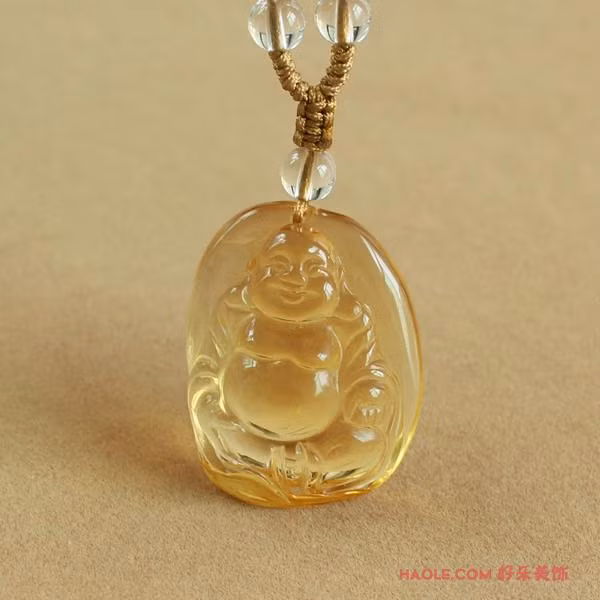 ...phụ nữ nên đeo mặt dây chuyền Phật.