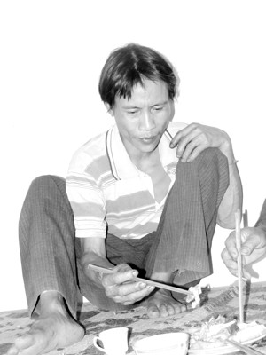 Hồ Văn Lang tuy đã cầm đũa gắp thức ăn nhưng vẫn nhớ rừng.