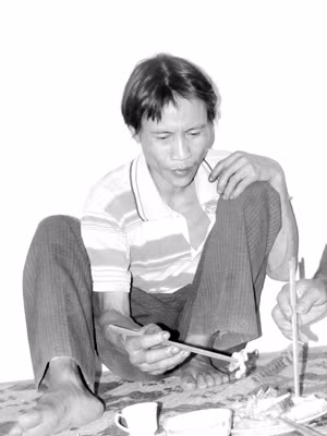 Hồ Văn Lang tuy đã cầm đũa gắp thức ăn nhưng vẫn nhớ rừng.