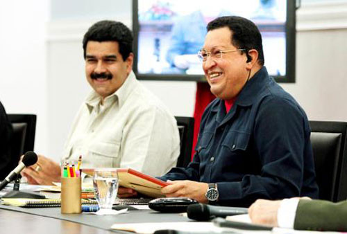 Cố Tổng thống Venezuela Hugo Chavez (phải) trong một buổi làm việc với người phó Nicolas Maduro - Ảnh: AFP.