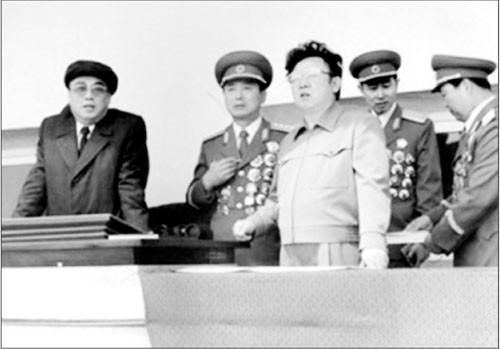 Chủ tịch Kim Nhật Thành (ngoài cùng bên trái) và nhà lãnh đạo kế nhiệm Kim Chính Nhật trong một lần theo dõi các binh sĩ thao diễn tháng 4/1987.