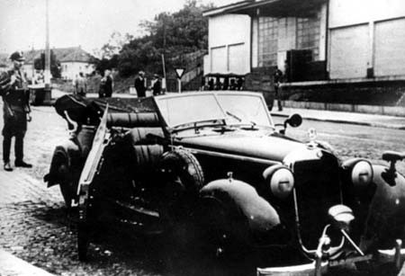 Chiếc Mercedes mui trần của Heydrich bị hư hỏng nặng sau vụ tấn công.