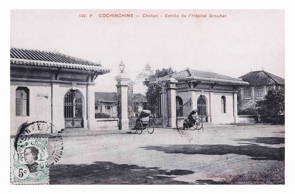 Cổng chính của Bệnh viện Drouhet ở Sài Gòn thời thuộc địa, bây giờ là Bệnh viện Phạm Ngọc Thạch ở góc Ngô Quyền - Hồng Bàng (số 120 Hồng Bàng), quận 5 TP HCM. Bệnh viện được hình thành từ đầu thế kỷ 20, mang tên thị trưởng Chợ Lớn F. Drouhet.