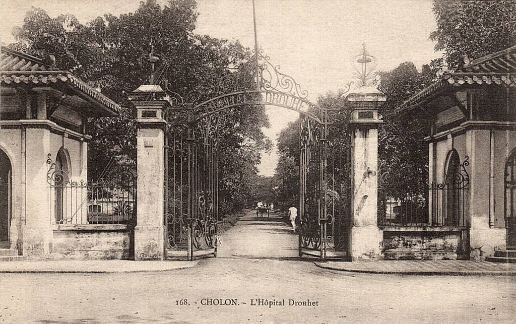 Một hình ảnh khác về cánh cổng của Bệnh viện Drouhet - Bệnh viện Phạm Ngọc Thạch thời xưa.